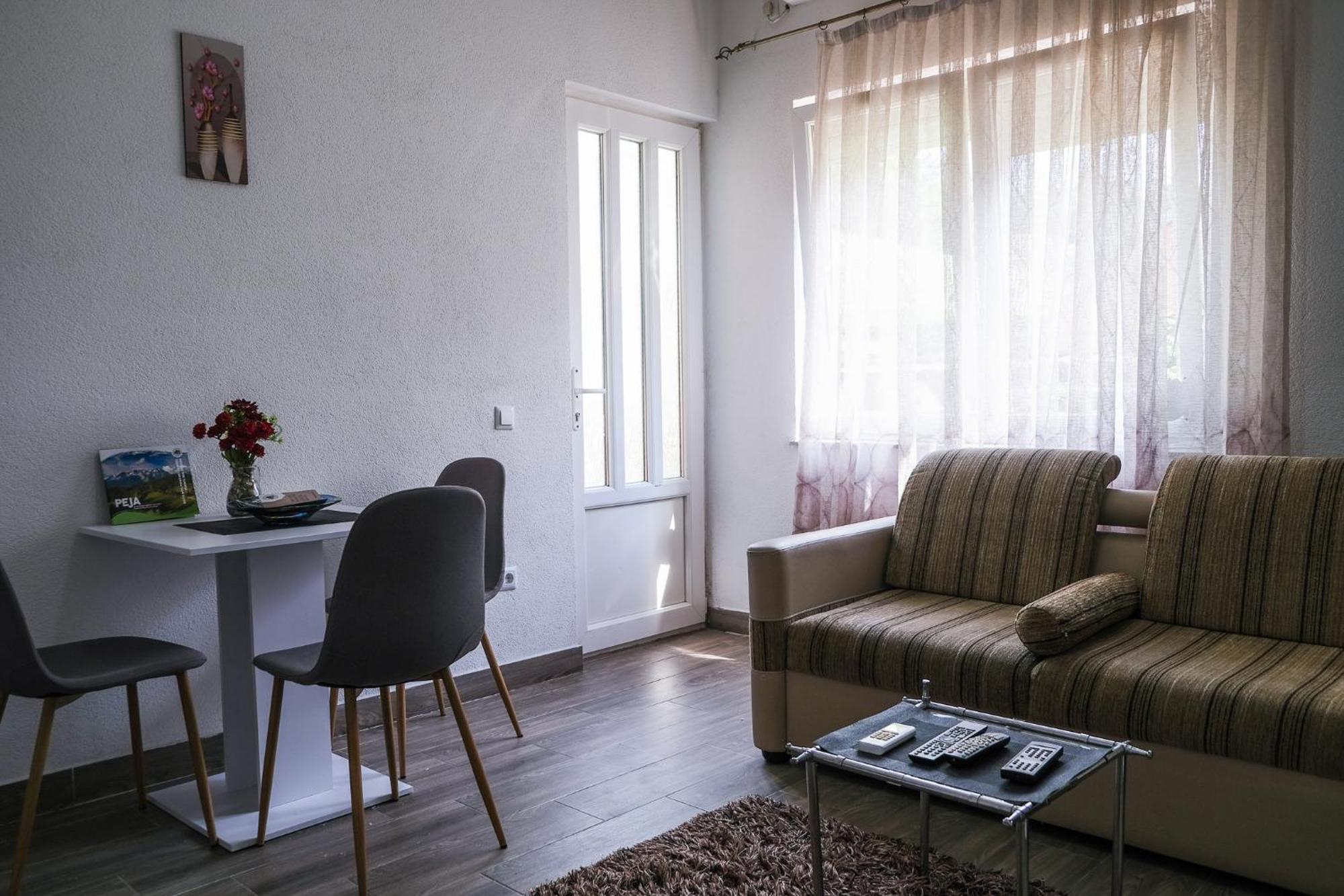Cozy Spacious Apartment Peja Kültér fotó